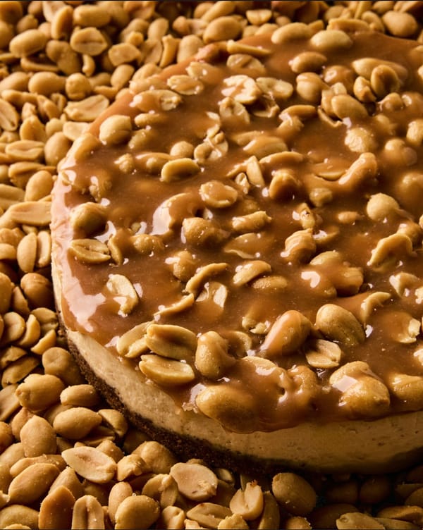 Tarta de queso de cacahuete con caramelo salado