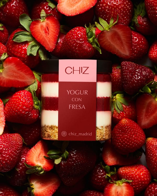 Vasito de cheesecake de yogur con fresa fresca