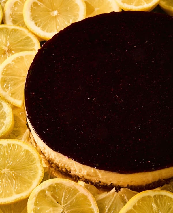 Tarta de queso de limón, arándanos y lavanda