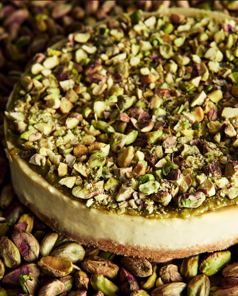 Tarta de queso de pistacho de CHIZ, cremosa y con pistacho triturado