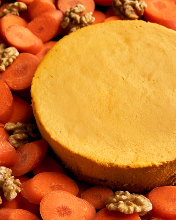 Tarta de queso de zanahoria con nueces, canela y cardamomo