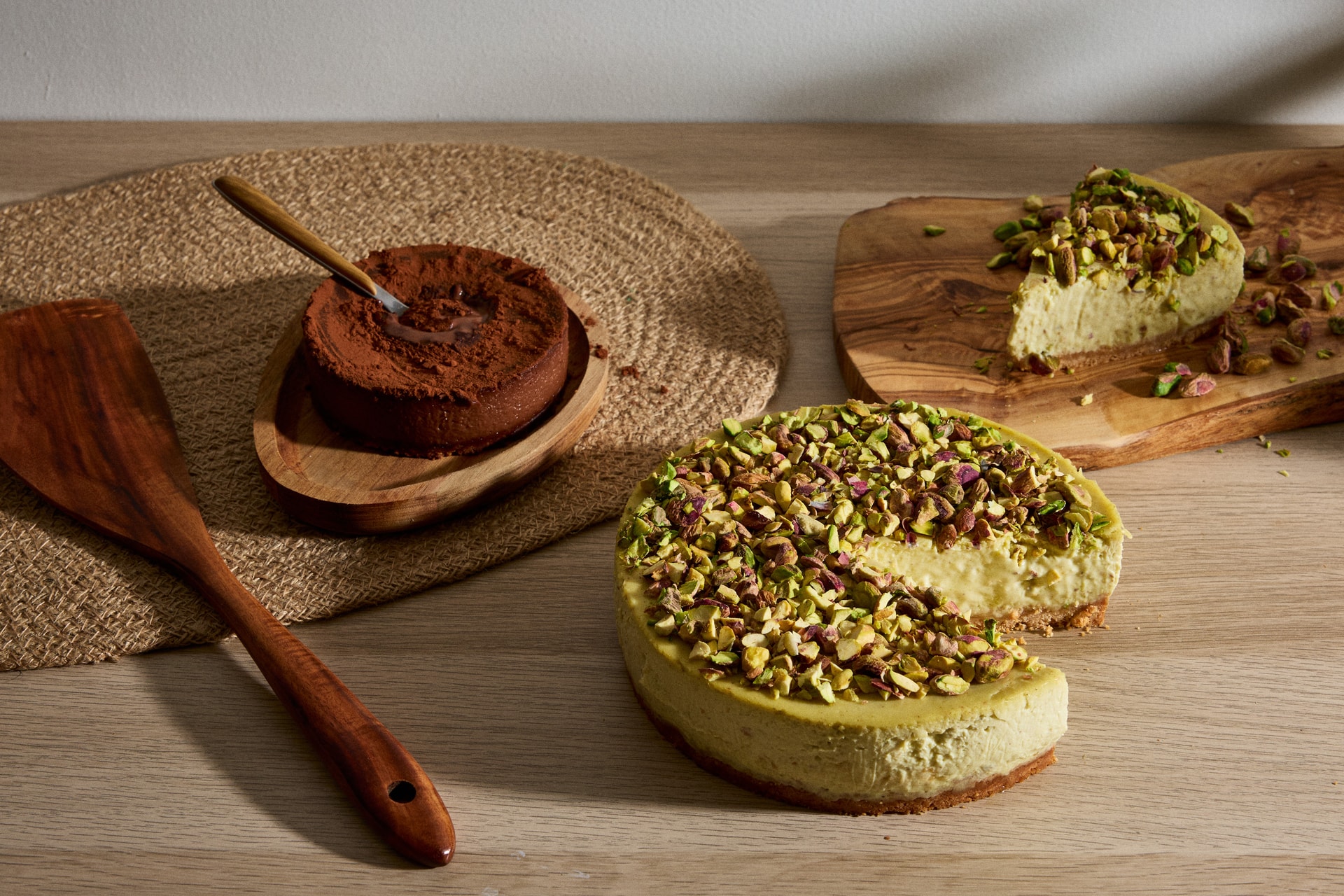 Tartas de queso artesanas de CHIZ recién horneadas sobre una mesa de madera